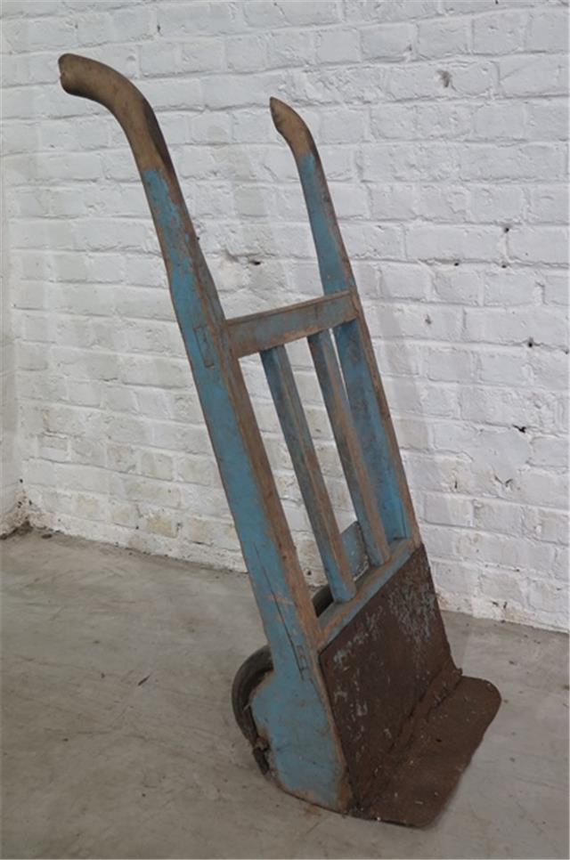 Steekkar met wielen tussen de berriebomen, Karrenmuseum Essen